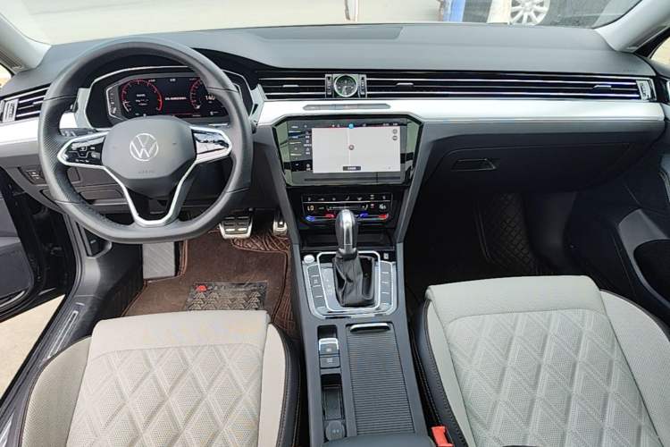 Used Volkswagen Magotan 2023 2 Million Units Commemorative Edition 330TSI DSG Luxury Version Center Console