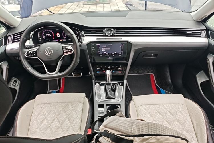 Used Volkswagen Magotan 2023 2 Million Units Commemorative Edition 330TSI DSG Luxury Version Center Console