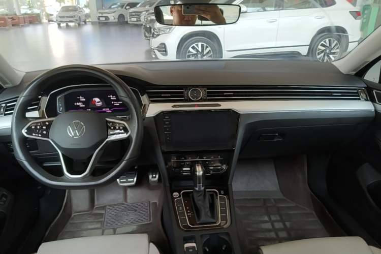 Used Volkswagen Magotan 2023 2 Million Units Commemorative Edition 330TSI DSG Luxury Version Center Console