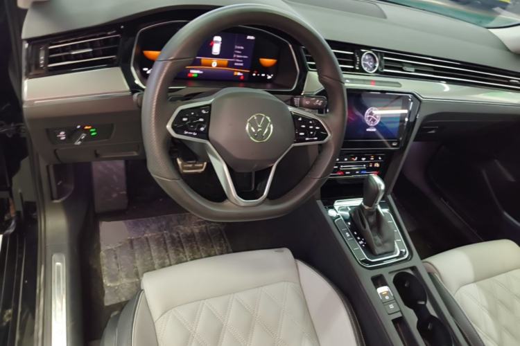 Used Volkswagen Magotan 2023 2 Million Units Limited Edition 330TSI DSG Leading Version Center Console