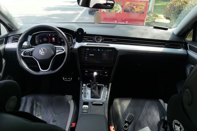 Used Volkswagen Magotan 2023 2 Million Units Commemorative Edition 330TSI DSG Luxury Version Center Console