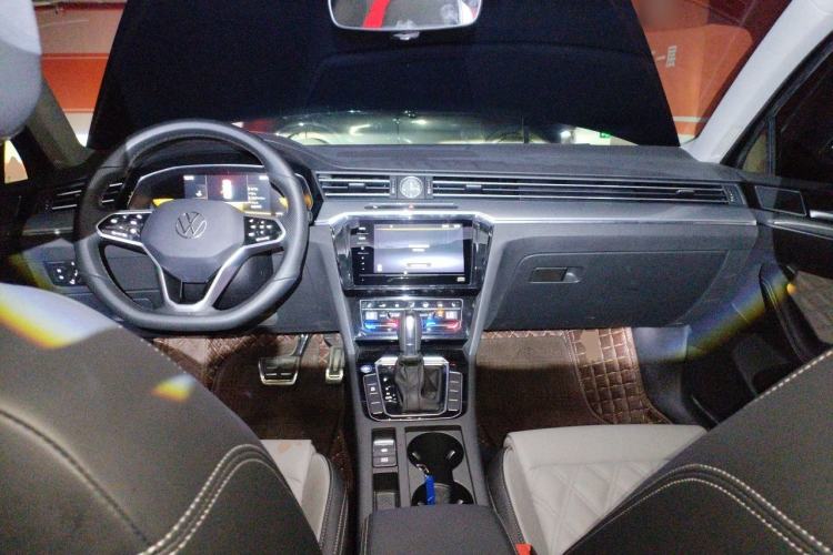 Used Volkswagen Magotan 2023 2 Million Units Limited Edition 280TSI DSG Leading Version Center Console