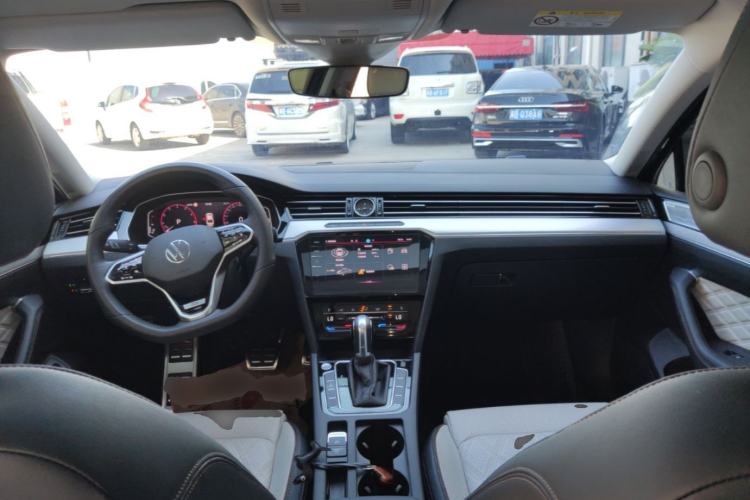 Used Volkswagen Magotan 2023 2 Million Units Commemorative Edition 330TSI DSG Luxury Version Center Console