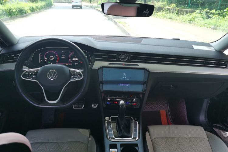 Used Volkswagen Magotan 2023 2 Million Units Commemorative Edition 330TSI DSG Luxury Version Center Console