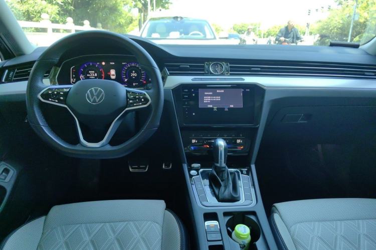 Used Volkswagen Magotan 2023 2 Million Units Commemorative Edition 330TSI DSG Luxury Version Center Console