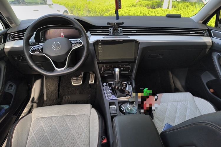 Used Volkswagen Magotan 2023 2 Million Units Commemorative Edition 330TSI DSG Luxury Version Center Console