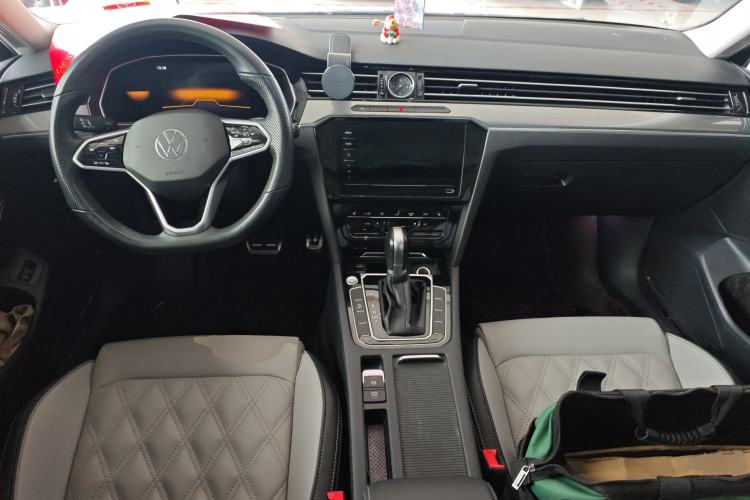 Used Volkswagen Magotan 2023 2 Million Units Limited Edition 330TSI DSG Leading Version Center Console