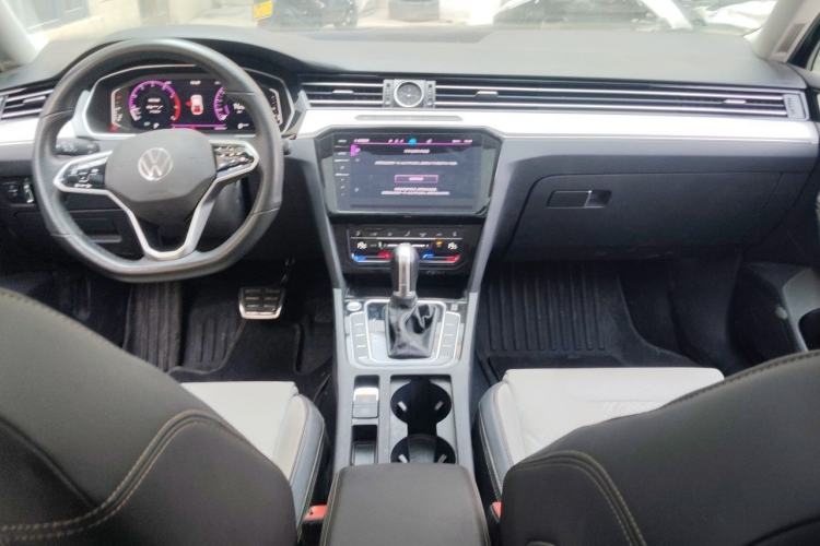 Used Volkswagen Magotan 2023 2 Million Units Commemorative Edition 330TSI DSG Luxury Version Center Console