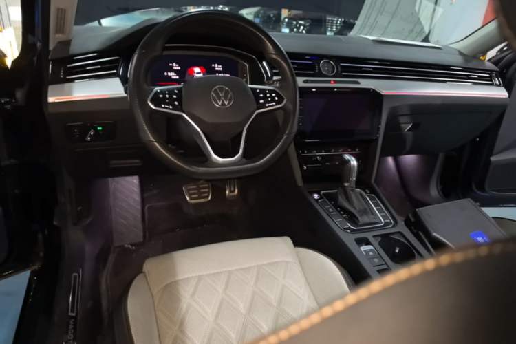 Used Volkswagen Magotan 2023 2 Million Units Commemorative Edition 330TSI DSG Luxury Version Center Console