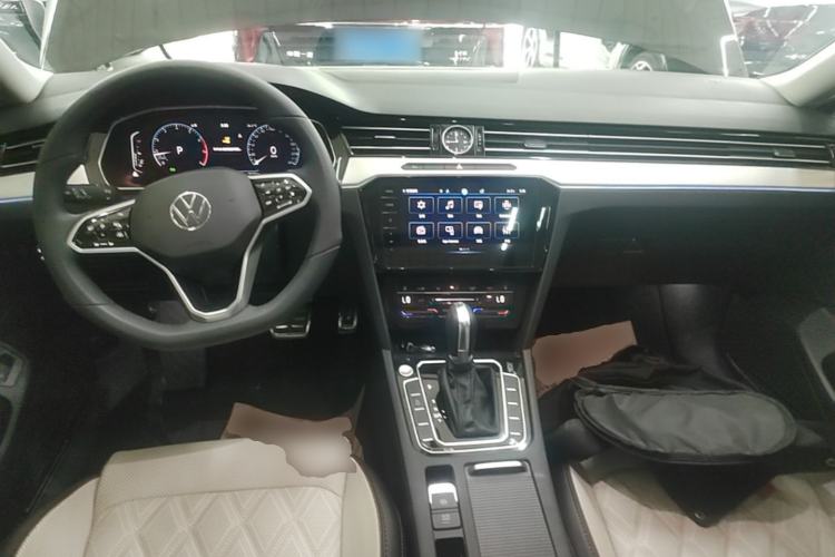 Used Volkswagen Magotan 2023 2 Million Units Commemorative Edition 330TSI DSG Luxury Version Center Console