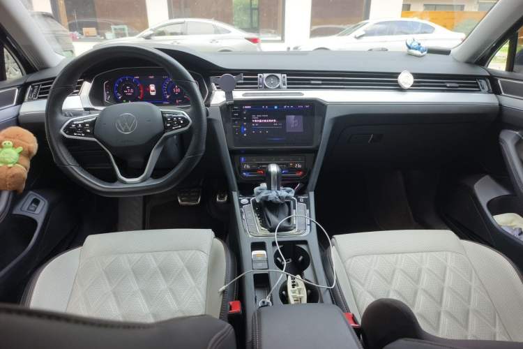 Used Volkswagen Magotan 2023 2 Million Units Commemorative Edition 330TSI DSG Luxury Version Center Console