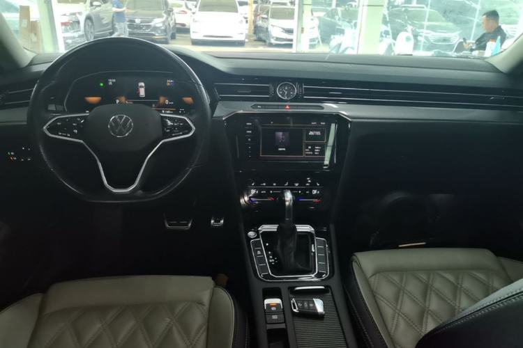 Used Volkswagen Magotan 2023 2 Million Units Limited Edition 330TSI DSG Leading Version Center Console