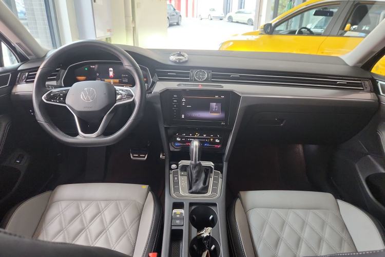 Used Volkswagen Magotan 2023 2 Million Units Limited Edition 330TSI DSG Leading Version Center Console