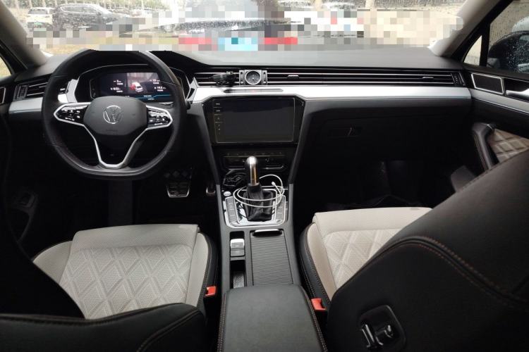 Used Volkswagen Magotan 2023 2 Million Units Commemorative Edition 330TSI DSG Luxury Version Center Console