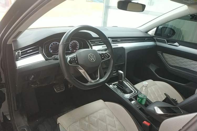 Used Volkswagen Magotan 2023 2 Million Units Commemorative Edition 330TSI DSG Luxury Version Center Console
