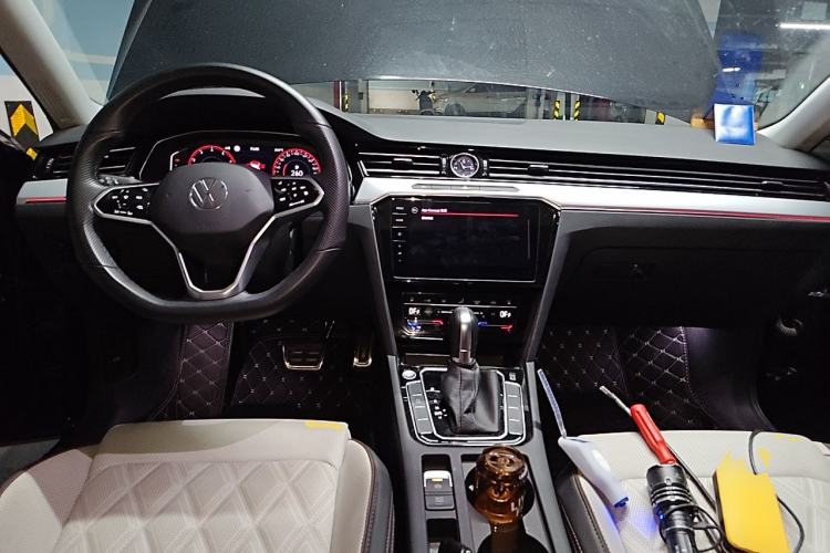 Used Volkswagen Magotan 2023 2 Million Units Commemorative Edition 330TSI DSG Luxury Version Center Console