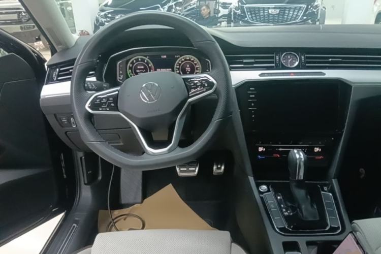 Used Volkswagen Magotan 2023 2 Million Units Commemorative Edition 330TSI DSG Luxury Version Center Console