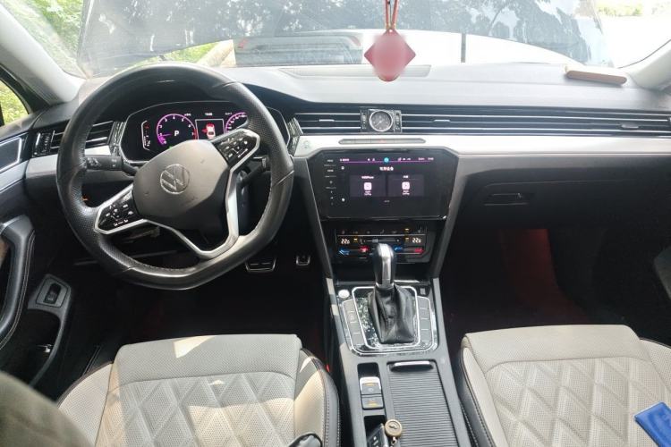 Used Volkswagen Magotan 2023 2 Million Units Commemorative Edition 330TSI DSG Luxury Version Center Console
