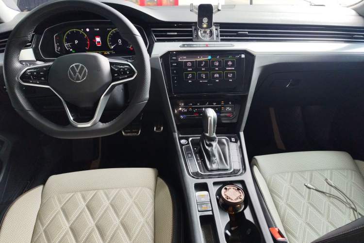Used Volkswagen Magotan 2023 2 Million Units Limited-Edition 380TSI DSG Flagship Version Center Console