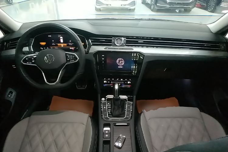 Used Volkswagen Magotan 2023 2 Million Units Limited Edition 330TSI DSG Leading Version Center Console