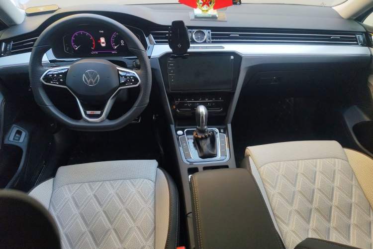 Used Volkswagen Magotan 2023 2 Million Units Commemorative Edition 330TSI DSG Luxury Version Center Console