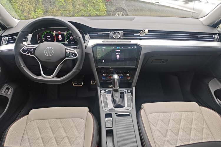 Used Volkswagen Magotan 2023 2 Million Units Commemorative Edition 330TSI DSG Luxury Version Center Console
