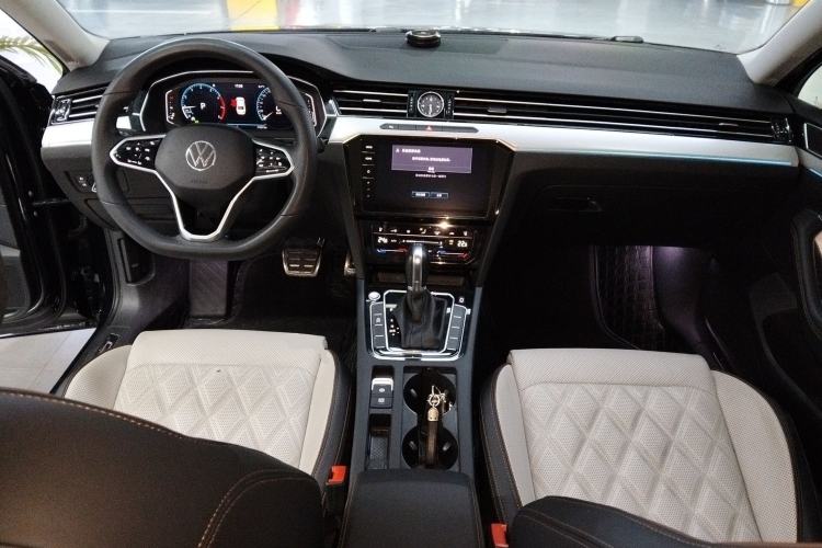 Used Volkswagen Magotan 2023 2 Million Units Commemorative Edition 330TSI DSG Luxury Version Center Console