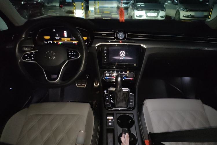 Used Volkswagen Magotan 2023 2 Million Units Limited Edition 330TSI DSG Leading Version Center Console