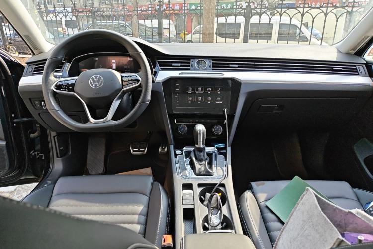 Used Volkswagen Magotan 2023 2 Million Units Limited-Edition 280TSI DSG Comfort Version Center Console