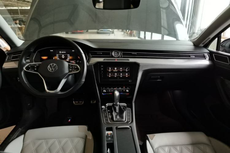 Used Volkswagen Magotan 2023 2 Million Units Limited Edition 330TSI DSG Leading Version Center Console