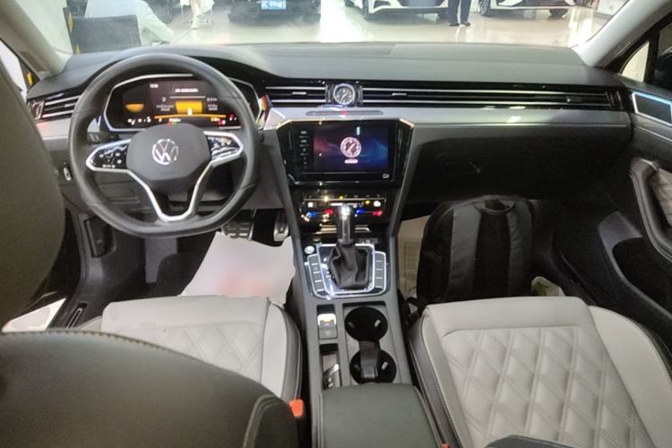 Used Volkswagen Magotan 2023 2 Million Units Limited Edition 330TSI DSG Leading Version Center Console