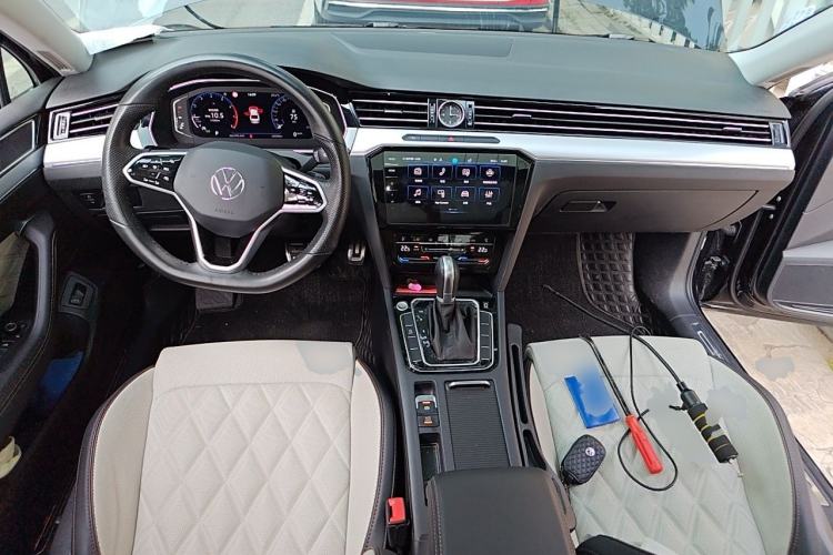 Used Volkswagen Magotan 2023 2 Million Units Commemorative Edition 330TSI DSG Luxury Version Center Console