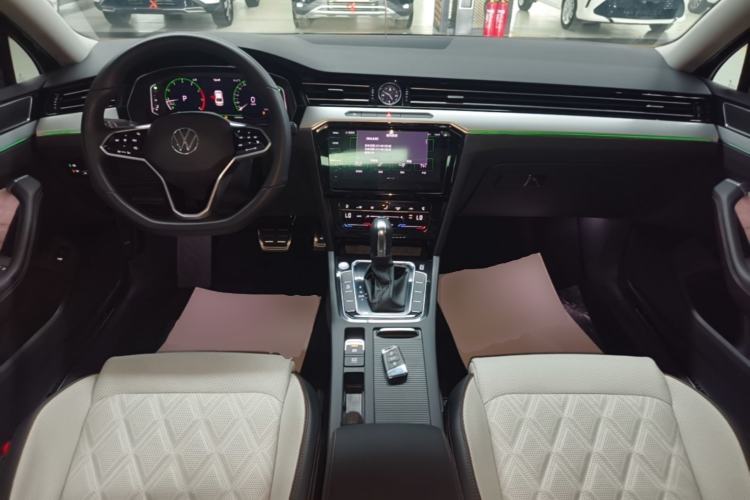 Used Volkswagen Magotan 2023 2 Million Units Commemorative Edition 330TSI DSG Luxury Version Center Console