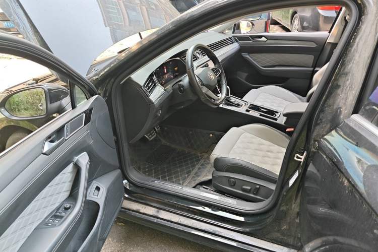Used Volkswagen Magotan 2023 2 Million Units Limited Edition 330TSI DSG Leading Version Driver Seat