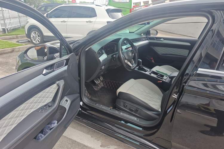 Used Volkswagen Magotan 2023 2 Million Units Commemorative Edition 330TSI DSG Luxury Version Driver Seat