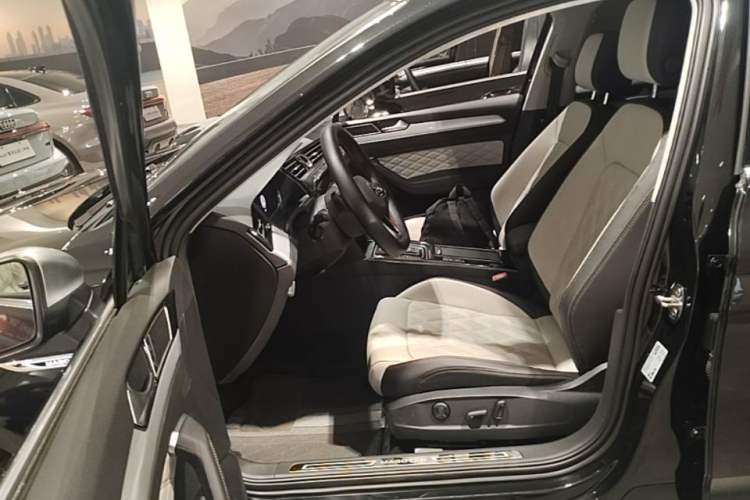 Used Volkswagen Magotan 2023 2 Million Units Commemorative Edition 330TSI DSG Luxury Version Driver Seat