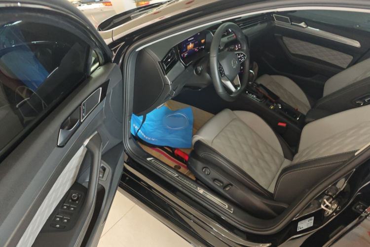 Used Volkswagen Magotan 2023 2 Million Units Limited Edition 330TSI DSG Leading Version Driver Seat