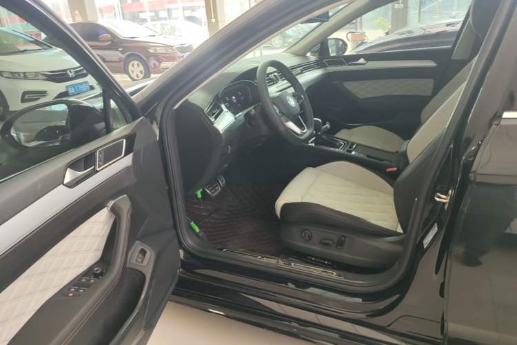 Used Volkswagen Magotan 2023 2 Million Units Commemorative Edition 330TSI DSG Luxury Version Driver Seat
