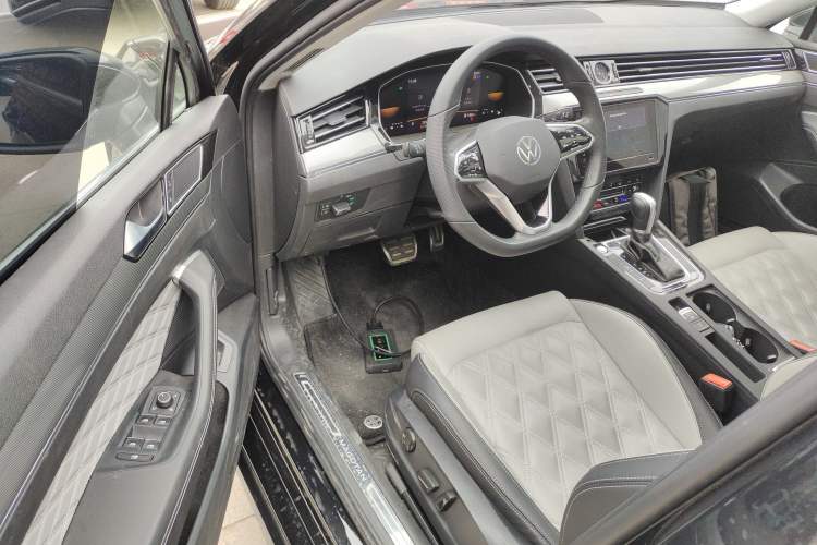 Used Volkswagen Magotan 2023 2 Million Units Limited Edition 330TSI DSG Leading Version Driver Seat