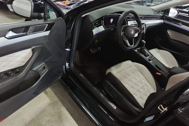 Used Volkswagen Magotan 2023 2 Million Units Commemorative Edition 330TSI DSG Luxury Version Driver Seat