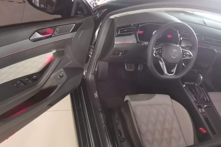 Used Volkswagen Magotan 2023 2 Million Units Limited Edition 330TSI DSG Leading Version Driver Seat