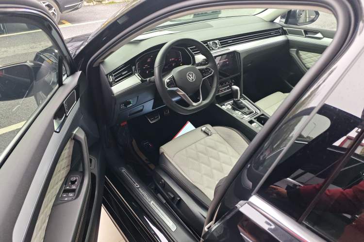 Used Volkswagen Magotan 2023 2 Million Units Commemorative Edition 330TSI DSG Luxury Version Driver Seat