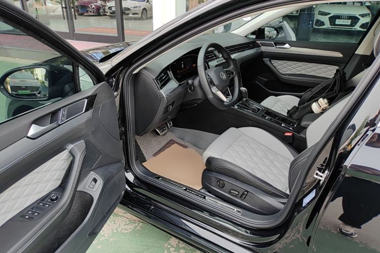 Used Volkswagen Magotan 2023 2 Million Units Limited Edition 330TSI DSG Leading Version Driver Seat