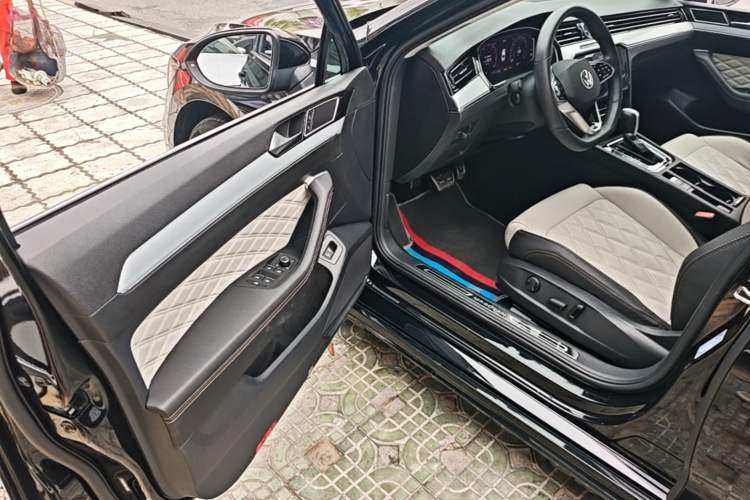 Used Volkswagen Magotan 2023 2 Million Units Commemorative Edition 330TSI DSG Luxury Version Driver Seat