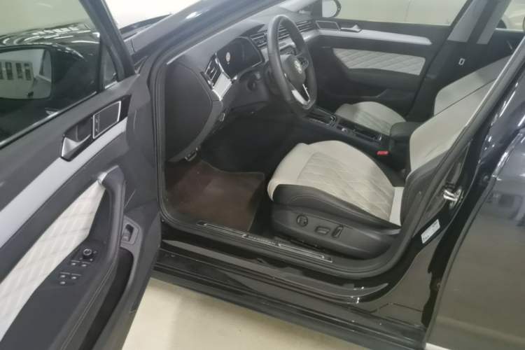 Used Volkswagen Magotan 2023 2 Million Units Commemorative Edition 330TSI DSG Luxury Version Driver Seat