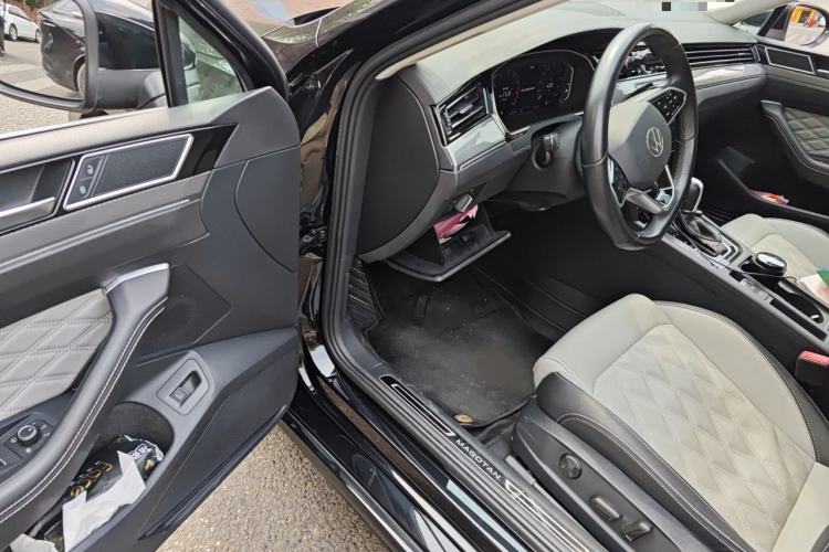 Used Volkswagen Magotan 2023 2 Million Units Limited Edition 330TSI DSG Leading Version Driver Seat
