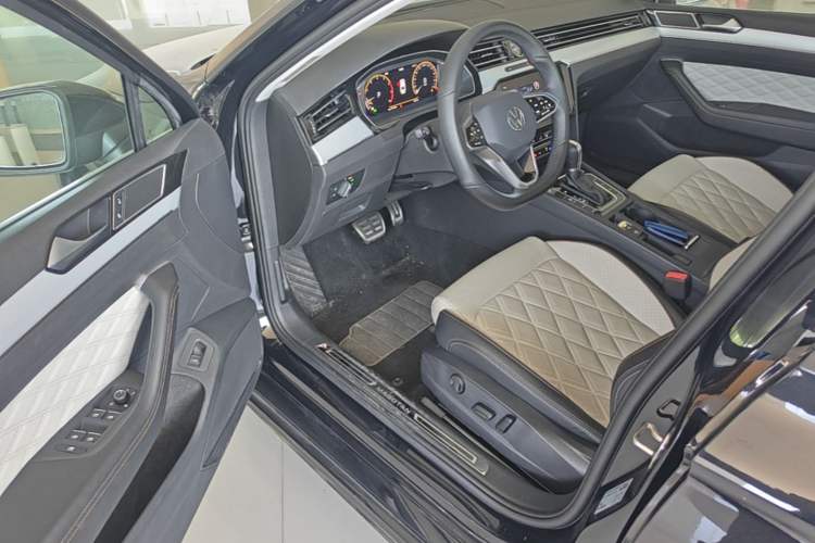Used Volkswagen Magotan 2023 2 Million Units Commemorative Edition 330TSI DSG Luxury Version Driver Seat