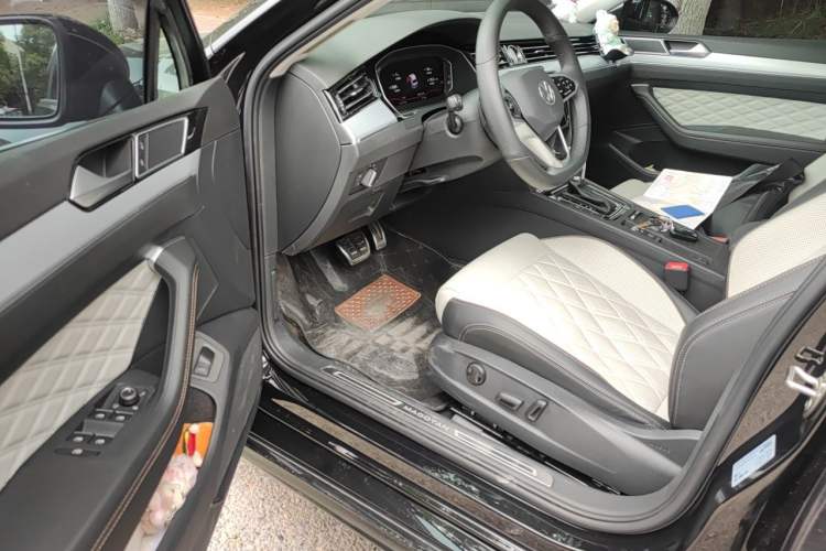 Used Volkswagen Magotan 2023 2 Million Units Commemorative Edition 330TSI DSG Luxury Version Driver Seat
