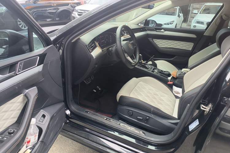 Used Volkswagen Magotan 2023 2 Million Units Limited Edition 330TSI DSG Leading Version Driver Seat