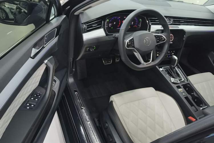 Used Volkswagen Magotan 2023 2 Million Units Limited Edition 330TSI DSG Leading Version Driver Seat